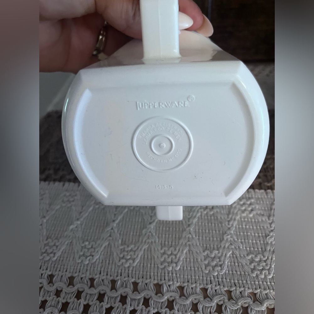 Tupperware Sugar Container - Picture 4 of 4